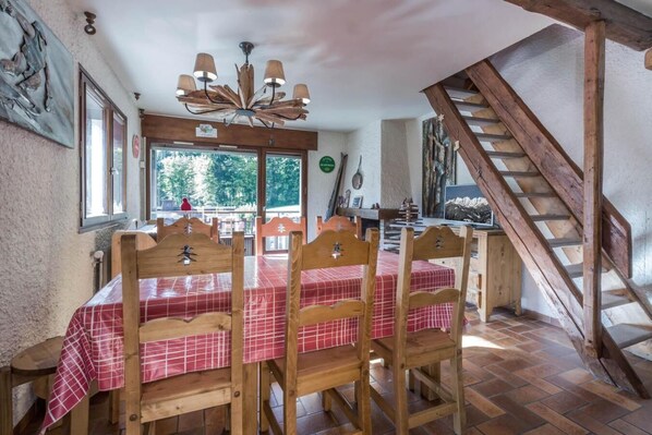 Dining - 100m from resort center, 1st floor, view resort, balcony, fireplace or stove, tv, 49m², La Clusaz (La Clusaz)