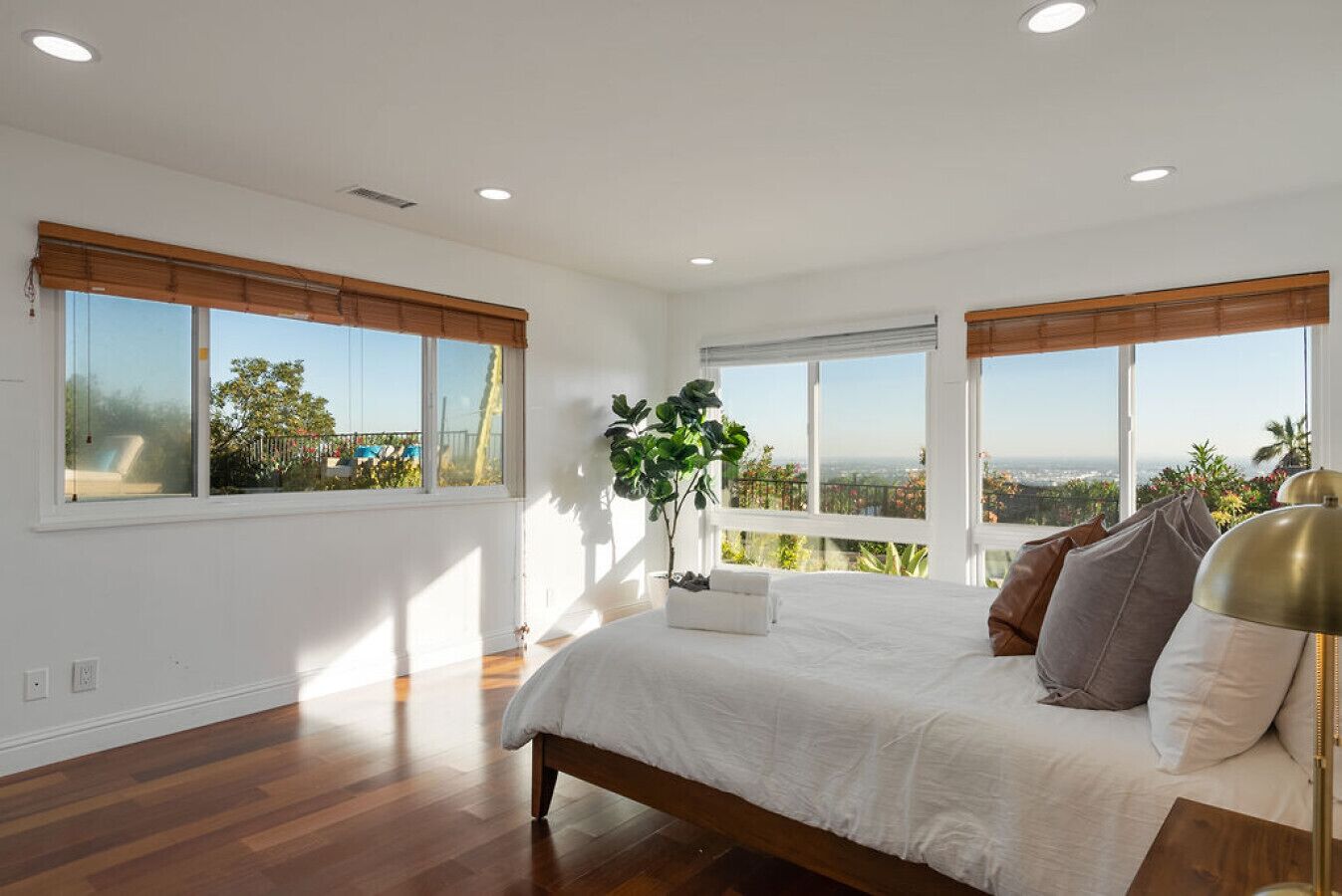 4 makuuhuonetta, silitysrauta/-lauta, vauvan matkasänky, Wi-Fi