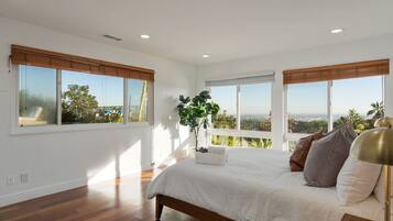 4 makuuhuonetta, silitysrauta/-lauta, vauvan matkasänky, Wi-Fi