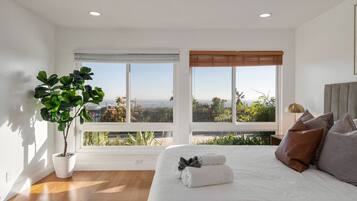 4 slaapkamers, een strijkplank/strijkijzer, reisbedje, wifi