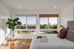 4 slaapkamers, een strijkplank/strijkijzer, reisbedje, wifi