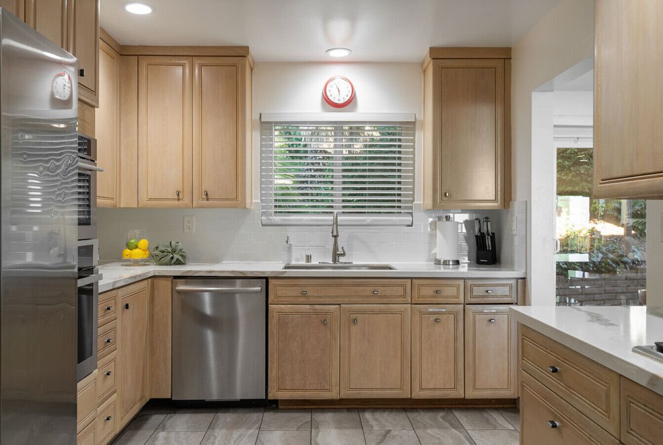 Kylskåp, mikrovågsugn, ugn och spishäll