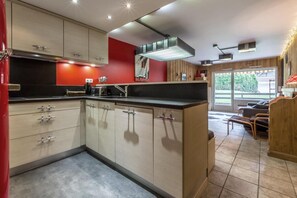 Kühlschrank, Mikrowelle, Ofen, Geschirrspüler