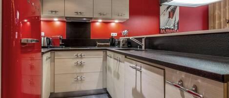 Réfrigérateur, micro-ondes, four, lave-vaisselle