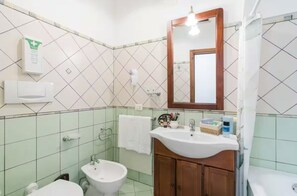 Hair dryer, bidet, towels, soap - Carmen's House • Private Terrace in Positano - Mountain View - Peaceful Stay (Positano)