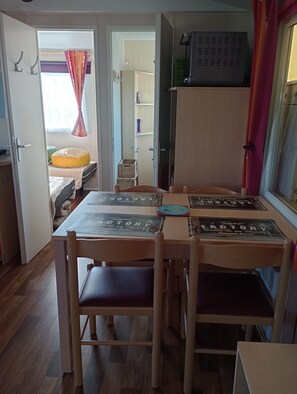 2 habitaciones, tabla de planchar con plancha y cuna de viaje