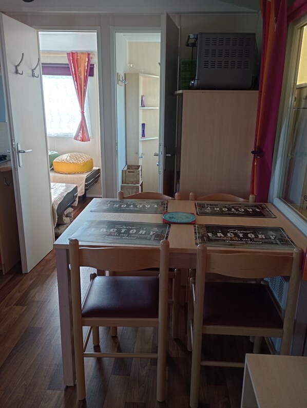 2 chambres, fer et planche à repasser, lit de bébé portatif