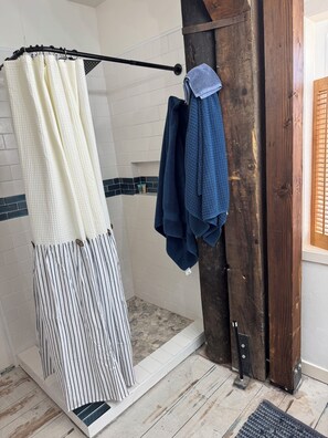 Ducha, secador de pelo, toallas y jabón