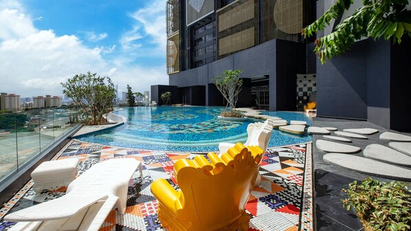 Outdoor pool - Heroes Home 8pax near Subway station  (Kuala Lumpur)