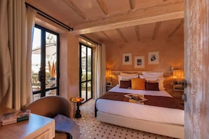 9 habitaciones, escritorio, tabla de planchar con plancha y wifi