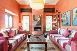 Tv, dvd-spelare, en stereo och kontor