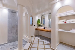 Shower, hair dryer, towels