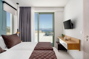 3 bedrooms, in-room safe, iron/ironing board, travel cot - Luxurious New Villa Sea Breeze with Private Pool, Jacuzzi and Playroom (Gramvousa, Chania)