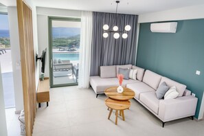 Smart TV, stereo - Luxurious New Villa Sea Breeze with Private Pool, Jacuzzi and Playroom (Gramvousa, Chania)