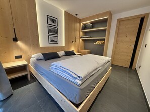 1 bedroom, travel cot, free WiFi, bed sheets