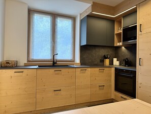 Køleskab, mikrobølgeovn, ovn, kogeplade