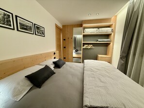 1 bedroom, travel cot, free WiFi, bed sheets