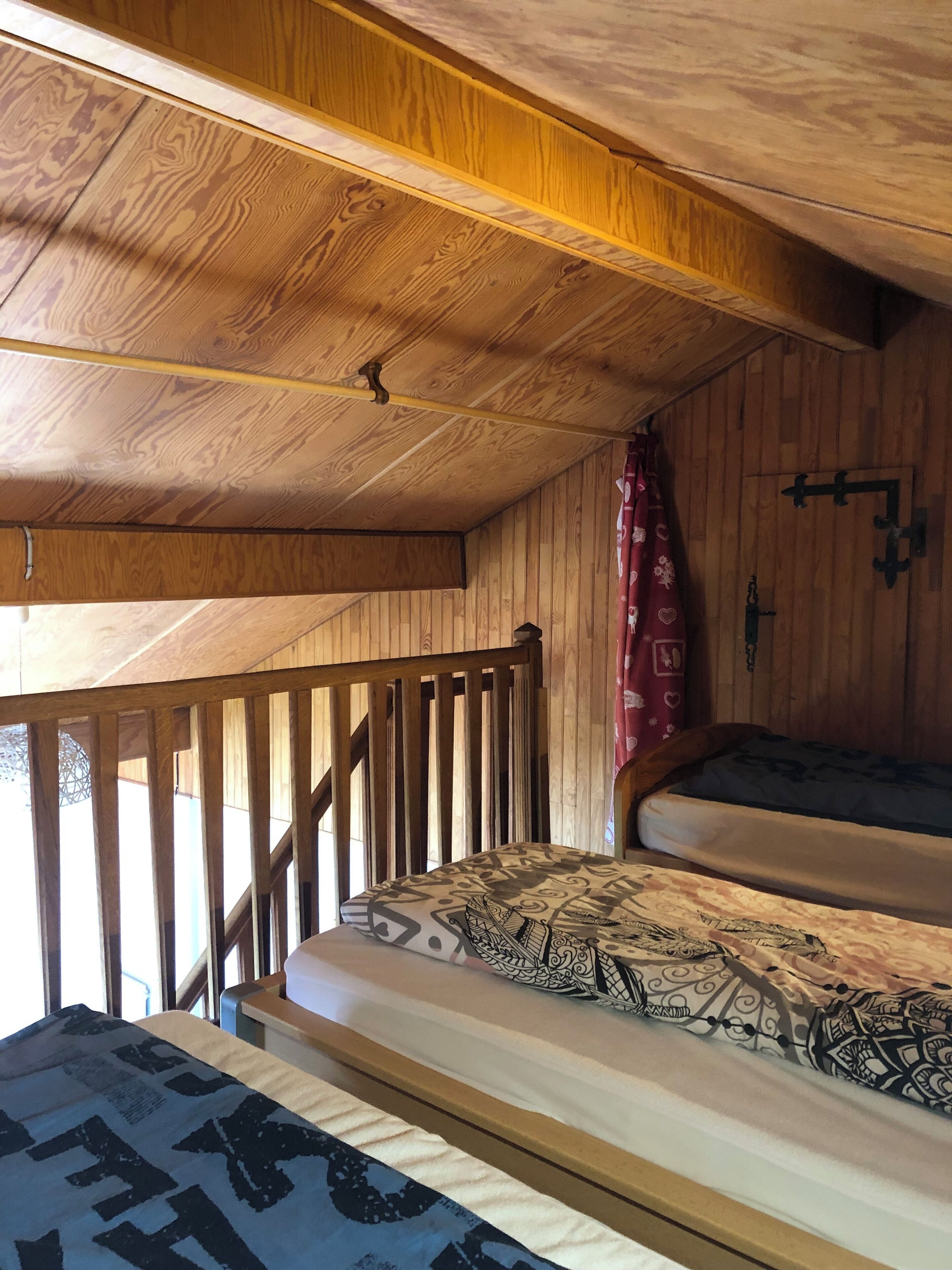 3 slaapkamers, een bureau, een strijkplank/strijkijzer, reisbedje