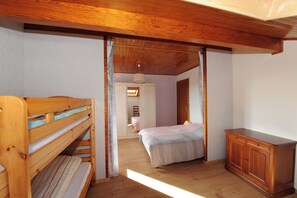 3 dormitorios, escritorio, tabla de planchar con plancha y cuna de viaje