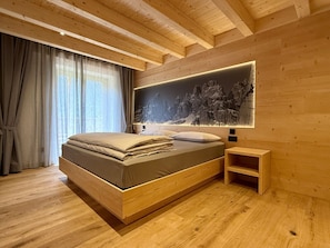2 bedrooms, desk, travel cot, free WiFi