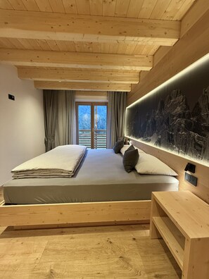 2 bedrooms, desk, travel crib, free WiFi