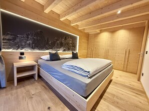 2 bedrooms, desk, travel cot, free WiFi