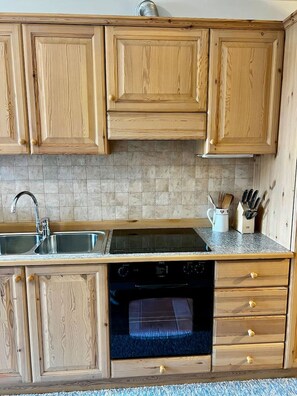 Een koelkast, een microgolfoven, een oven, een kookplaat