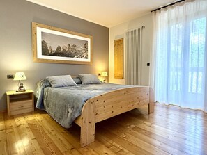 1 bedroom, desk, travel crib, free WiFi