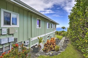 Property grounds - 4-bedroom house in enchanting Kailua-Kona with spectacular Pacific Ocean sunsets (Kailua-Kona)