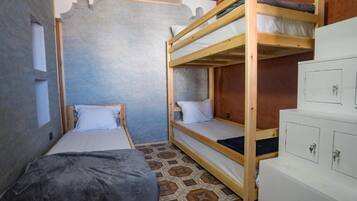 Espacio para trabajar con laptop y wifi gratis