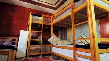 Værelse - mænd/kvinder - balkon - bjergudsigt | Arbejdsområde til bærbare computere, gratis Wi-Fi