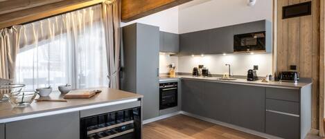 Jääkaappi, uuni, astianpesukone, kahvin-/teenkeitin