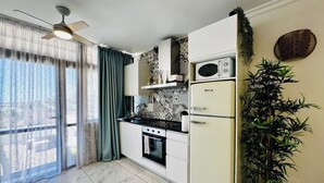 Une cuisine moderne équipée d’une cuisinière, d’un four, d’un four à micro-ondes et d’un réfrigérateur.