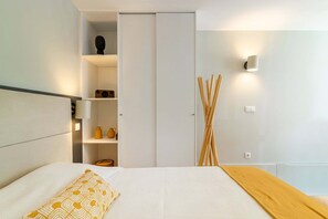 Een bureau, een strijkplank/strijkijzer, internet, beddengoed