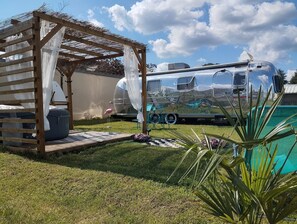 Property grounds - American caravan🇺🇸 with private SPA, near Beauval (Chabris)