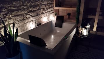 Douche, baignoire à jets, sèche-cheveux, bidet