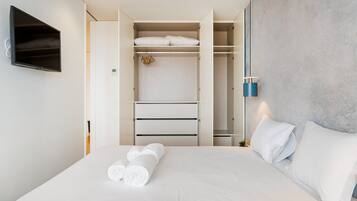 1 dormitorio, tabla de planchar con plancha, Internet y ropa de cama