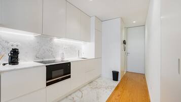 Frigorífico, microondas, lavavajillas y cafetera o tetera