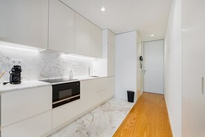 Fridge, microwave, dishwasher, coffee/tea maker
