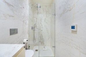 淋浴设施、吹风机、毛巾