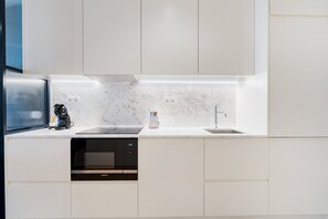 Réfrigérateur, four à micro-ondes, lave-vaisselle, cafetière-théière