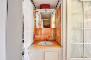 SĂšche-cheveux, serviettes fournies, savon, papier toilette
