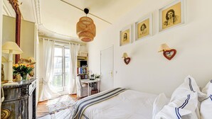 Un dormitorio con cama, escritorio, silla y armario.