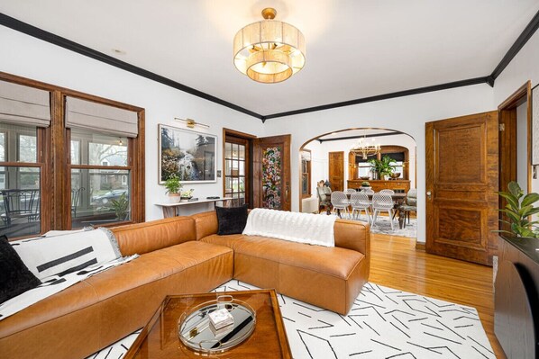 Smart TV, offices - The Oak & Ivy / Walk Uptown! (Perrysburg)