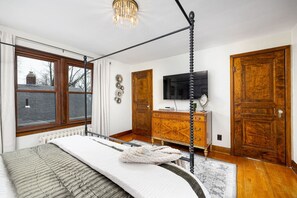 5 bedrooms, desk, iron/ironing board, free WiFi - The Oak & Ivy / Walk Uptown! (Perrysburg)