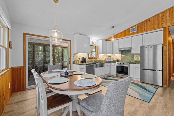 Kylskåp, mikrovågsugn, ugn och spishäll