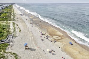 沙滩椅、沙滩毛巾