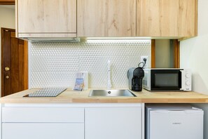 Kylskåp, mikrovågsugn, kaffe- och tebryggare och brödrost