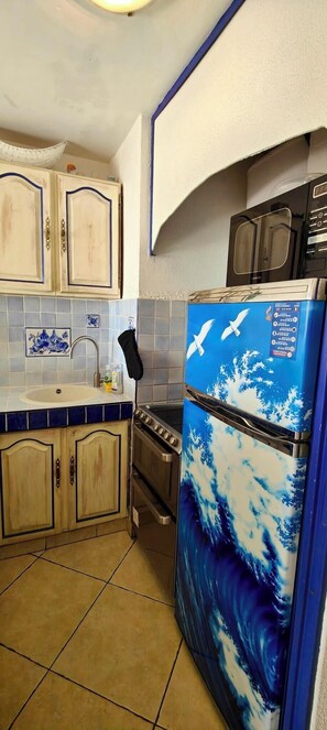 Kühlschrank, Mikrowelle, Ofen, Geschirrspüler