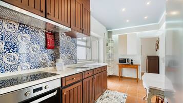 Fridge, microwave, oven, coffee/tea maker